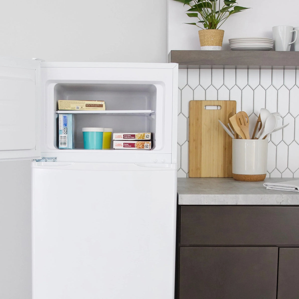 White Top Freezer Refrigerator K892321