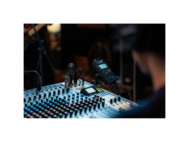 Portable Four-Track Digital Audio Recorder T24015